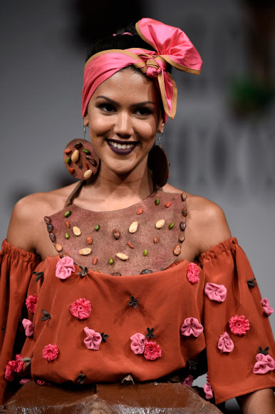 1일(현지시간) 벨기에 브뤼셀에서 열린 초콜릿 페어 ‘Salon du Chocolat’ 행사에서 한 모델이 초콜릿으로 만든 옷을 선보이고 있다. AFP 연합뉴스