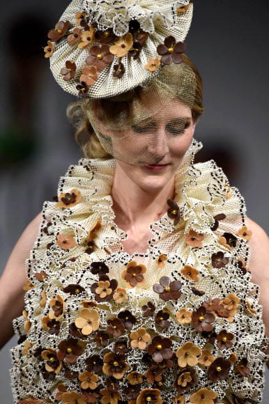 1일(현지시간) 벨기에 브뤼셀에서 열린 초콜릿 페어 ‘Salon du Chocolat’ 행사에서 한 모델이 초콜릿으로 만든 옷을 선보이고 있다. AFP 연합뉴스