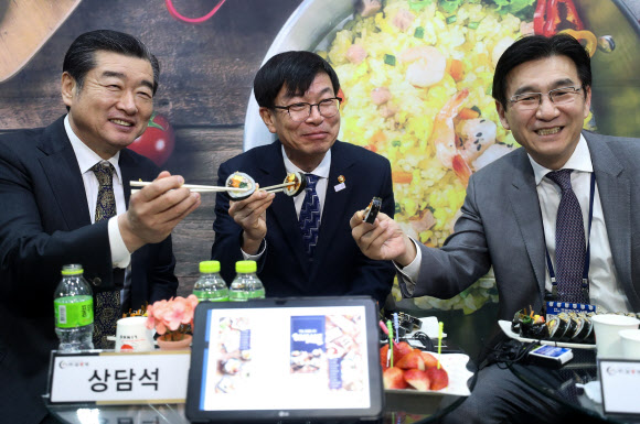 김상조 공정위원장 ’김밥으로 건배’