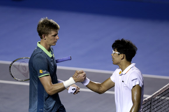 정현이 1일(현지시간) 멕시코 아카풀코에서 열린 남자프로테니스(ATP) 투어 멕시코오픈 3회전에서 케빈 앤더슨에게 0-2로 패하며 4강 진출에 실패했다.  AP 연합뉴스