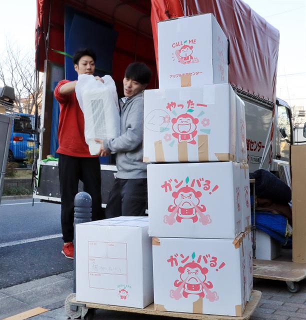 이사 업체 직원들이 트럭에서 이삿짐을 내리고 있다. 일본은 오는 4월 최악의 ‘이사 난민’ 사태를 우려하고 있다. 니혼게이자이신문