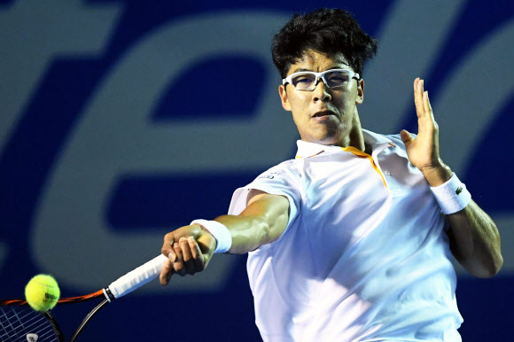 한국 테니스 간판 정현(세계 29위)이 2일 멕시코 아카풀코에서 열린 남자프로테니스(ATP) 투어 멕시코오픈 단식 3회전에서 세계 8위 케빈 앤더슨(남아공)의 공을 힘차게 받아치고 있다.  아카풀코 AFP 연합뉴스