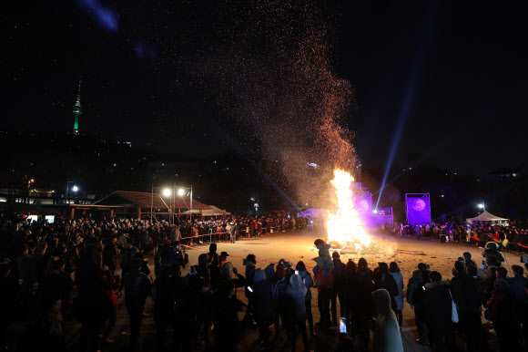 정월 대보름인 2일 남산골 한옥마을에서 달집태우기를 하고 있다.  연합뉴스