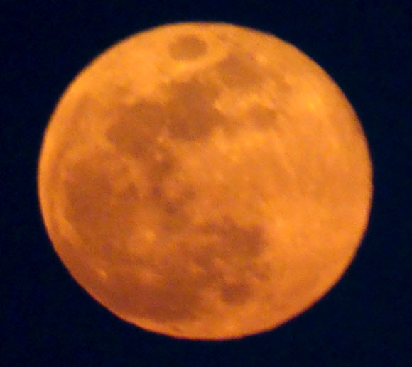 무술년 대보름인 2일 서울시 아차산 위로 떠오르는 대보름달이 미세먼지로 인한 빛의 파장이 길어져 황색으로 보인다.  연합뉴스