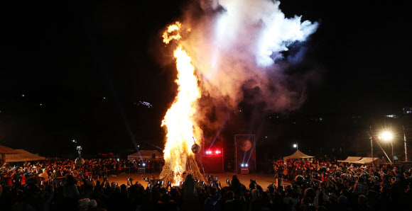 정월대보름인 2일 밤 남산골 한옥마을에서 달집을 태우고 있다.  연합뉴스
