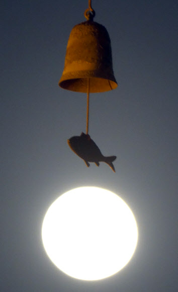 무술년 대보름인 2일 밤 떠오른 보름달이 서울시 종로구 견지동 조계사 추녀의 풍경 아래 걸려 있다.  연합뉴스