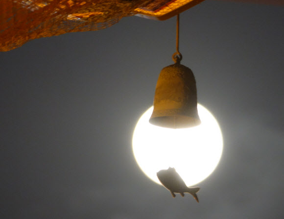 무술년 대보름인 2일 밤 떠오른 보름달이 서울시 종로구 견지동 조계사 추녀의 풍경 아래 걸려 있다.  연합뉴스