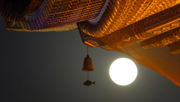 무술년 대보름인 2일 밤 떠오른 보름달이 서울시 종로구 견지동 조계사 추녀의 풍경과 단청이 보름달과 어우러져 아름답게 보인다.  연합뉴스