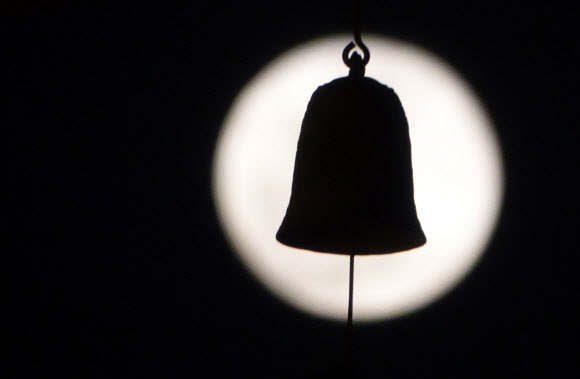 무술년 대보름인 2일 밤 떠오른 보름달이 서울시 종로구 견지동 조계사 추녀의 풍경 종이 보름달에 들어가 것처럼 보인다.  연합뉴스