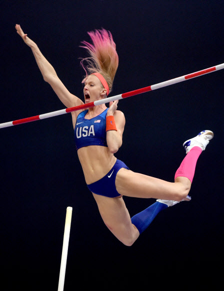 미국의 샌디 모리스가 3일(현지시간) 영국 버밍엄의 아레나에서 열린 ‘the IAAF Athletics World Indoor Championships(IAAF 육상 세계 실내 선수권 대회)’ 장대높이뛰기 결승전에서 금메달을 차지하고 세리머니를 하고 있다. EPA 연합뉴스