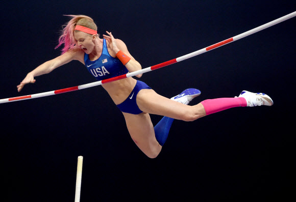 미국의 샌디 모리스가 3일(현지시간) 영국 버밍엄의 아레나에서 열린 ‘the IAAF Athletics World Indoor Championships(IAAF 육상 세계 실내 선수권 대회)’ 장대높이뛰기 결승전에서 금메달을 차지하고 세리머니를 하고 있다. EPA 연합뉴스