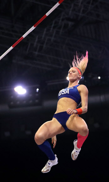 미국의 샌디 모리스가 3일(현지시간) 영국 버밍엄의 아레나에서 열린 ‘the IAAF Athletics World Indoor Championships(IAAF 육상 세계 실내 선수권 대회)’ 장대높이뛰기 결승전에서 금메달을 차지하고 세리머니를 하고 있다. EPA 연합뉴스