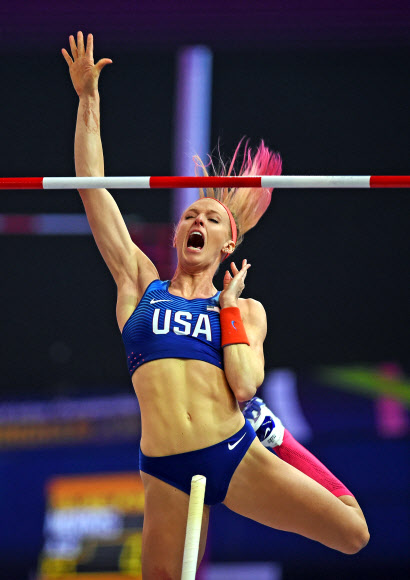 미국의 샌디 모리스가 3일(현지시간) 영국 버밍엄의 아레나에서 열린 ‘the IAAF Athletics World Indoor Championships(IAAF 육상 세계 실내 선수권 대회)’ 장대높이뛰기 결승전에서 금메달을 차지하고 세리머니를 하고 있다. EPA 연합뉴스