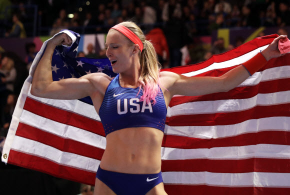 미국의 샌디 모리스가 3일(현지시간) 영국 버밍엄의 아레나에서 열린 ‘the IAAF Athletics World Indoor Championships(IAAF 육상 세계 실내 선수권 대회)’ 장대높이뛰기 결승전에서 금메달을 차지하고 자신의 근육을 자랑하는 세리머니를 하고 있다. AP 연합뉴스