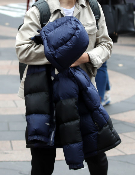 외투는 벗어던지고