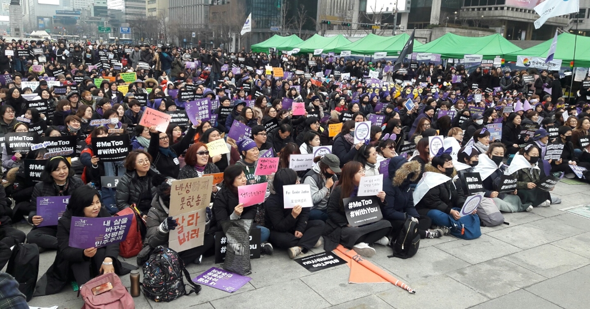 오는 8일 ‘세계여성의 날’을 앞두고 4일 오후 서울 종로구 광화문광장에서 열린 ‘제34회 한국여성대회’에서 자신의 피해 사실을 공개 증언하는 발언자들을 향해 시민들이 ‘미투’, ‘위드유’ 피켓을 들고 환호하고 있다. 오세진 기자 5sjin@seoul.co.kr