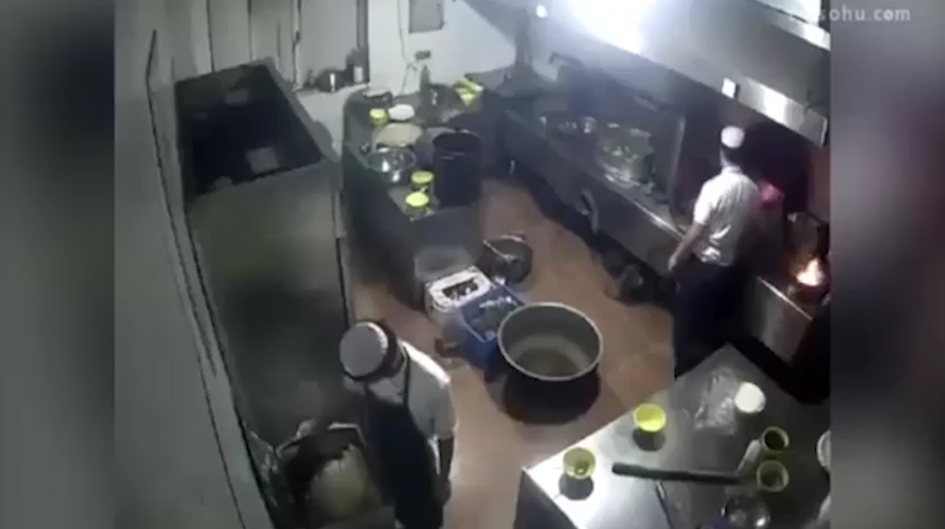 요리 준비 중 화로가 요리사 얼굴로 터진 순간(유튜브 영상 캡처)