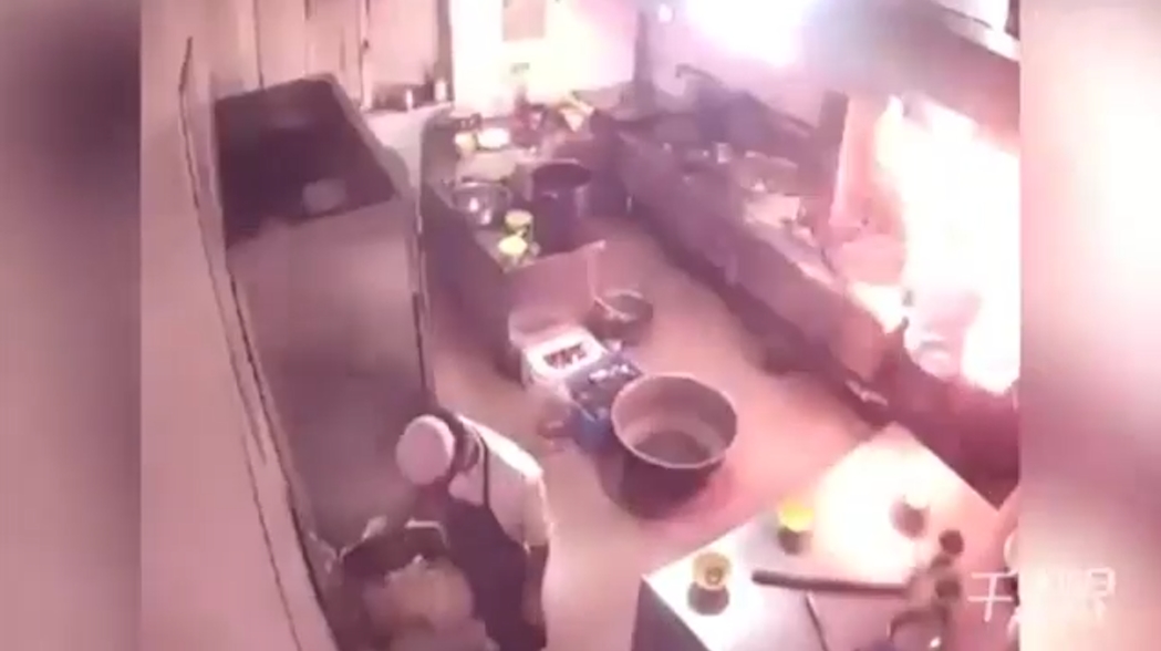 요리 준비 중 화로가 요리사 얼굴로 터진 순간(유튜브 영상 캡처)