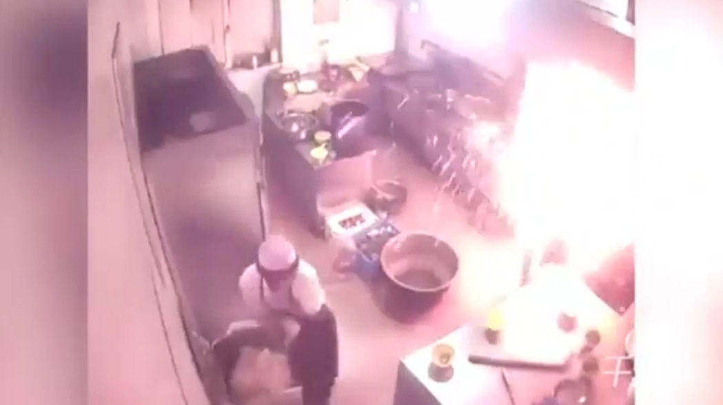 요리 준비 중 화로가 요리사 얼굴로 터진 순간(유튜브 영상 캡처)