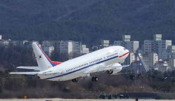 문재인 대통령의 대북 특사단이 탑승한 특별기가 5일 오후 성남공항을 이륙하고 있다. 안주영 기자 jya@seoul.co.kr