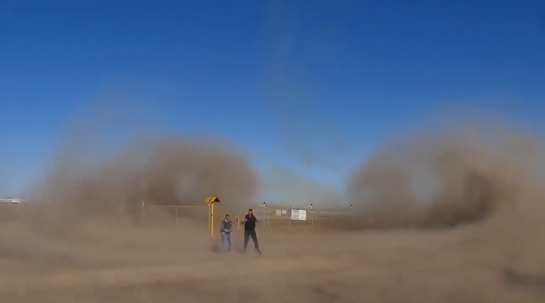 미국 69년 전통의 곡예비행팀인 블루 엔젤스(Blue Angels) 소속 F-18 호넷 전투기 한 대가 순간 이륙하면서 발생시킨 거대한 모래 회오리 바람 모습(유튜브 영상 캡처)