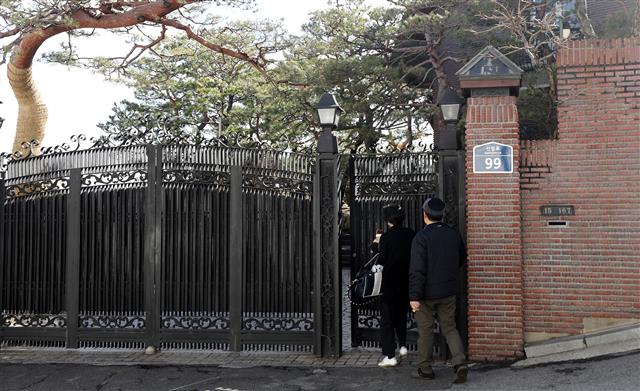 열려라 진실아  5일 검찰이 이명박 정부 시절 이루어진 불법자금 수수 의혹과 관련해 천신일 세중나모여행 회장의 서울 성북동 자택을 전격 압수수색한 가운데 천 회장의 자택으로 방문객들이 들어서고 있다. 천 회장은 이명박 전 대통령의 최측근 인사로 알려져 있다. 뉴스1