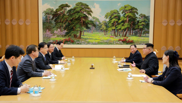 김정은 위원장과 얘기 나누는 대북 특사단