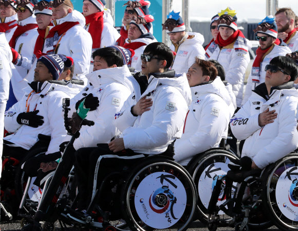 국기에 경례하는 선수들