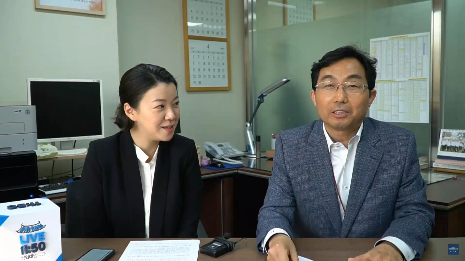 김홍수(오른쪽) 청와대 교육문화비서관이 6일 평창동계올림픽 관련 2가지 국민청원에 답하고 있다. 청와대 페이스북