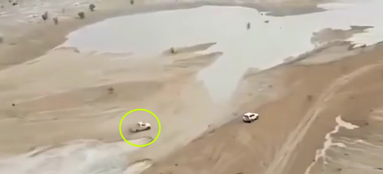 갑자기 불어난 물로부터 간신히 목숨을 건진 차량 운전자의 질주 모습(유튜브 영상 캡처)