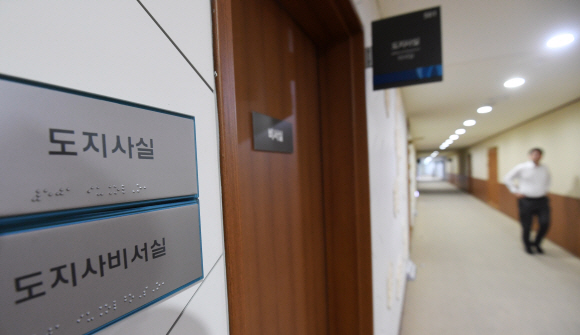 안희정 충남도지사의 성폭행 파문이 확산되고 있는 가운데 6일 오전 충남도청 도지사실 문이 굳게 닫혀 있다.  도준석 기자 pado@seoul.co.kr