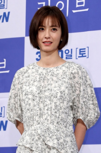 6일 서울 강남구 임피리얼팰리스호텔에서 열린 tvN’라이브’ 제작발표회에 배우 정유미가 포즈를 취하고 있다. <br>연합뉴스