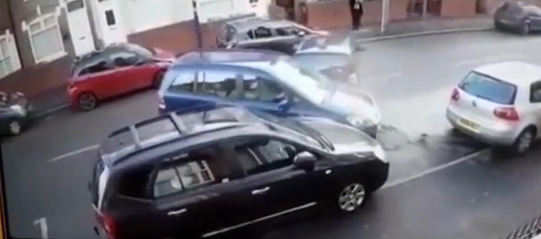 평행주차를 시도하다 ‘대박’ 사고친 여성운전자(유튜브 영상 캡처)