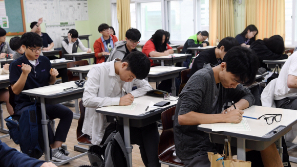 서울 서초구의 한 고등학교에서 수험생들이 시험을 보고 있다.