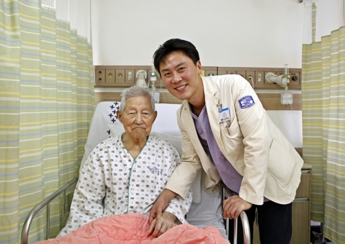 대전성모병원 박하욱 교수(오른쪽)와 106세 급성심근경색 수술 환자. 대전성모병원 제공=연합뉴스