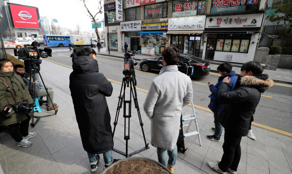 이명박 전 대통령 기다리는 취재진
