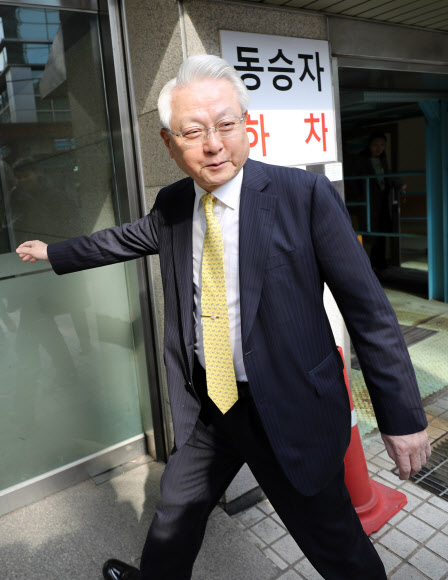 이명박 전 대통령 사무실 다녀오는 정동기 변호사