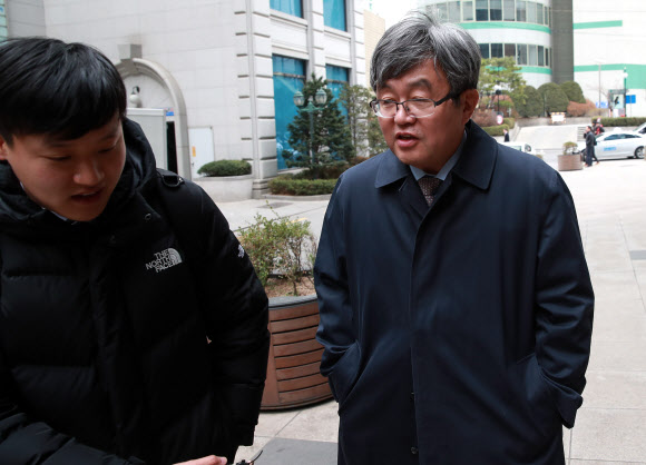 MB 사무실 나서는 강훈 변호사