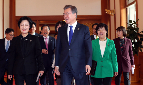 문재인 대통령이 7일 여야 5당 대표를 청와대로 초청해 오찬을 함께하며 북핵 문제 해결 방안 등 외교?안보 현안을 논의하기 위해 입장하고 있다. 문 대통령이 여야 대표를 청와대로 초청해 회동하는 것은 지난해 9월 이후 6개월 만이다. 회동에는 더불어민주당 추미애 대표와 자유한국당 홍준표 대표, 바른미래당 유승민 공동대표, 민주평화당 조배숙 대표, 정의당 이정미 대표가 참석했다. 2018. 03. 07 안주영 기자 jya@seoul.co.kr