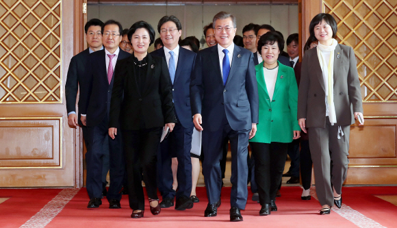 7일 오후 청와대에서 여야 5당 대표와 오찬 회동을 하기 위해 함께 입장하고 있다. 왼쪽부터 자유한국당 장재원 수석대변인, 홍준표 대표, 더불어민주당 추미애 대표, 바른미래당 유승민 공동대표,문 대통령, 민주평화당 조배숙 대표, 정의당 이정미 대표. 2018. 03. 07 안주영 기자 jya@seoul.co.kr