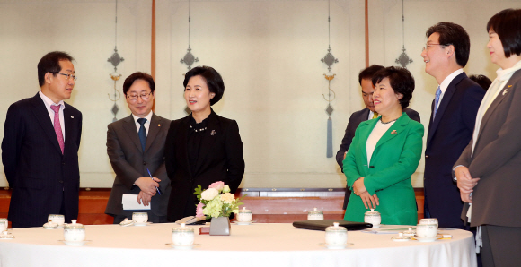 7일 오후 청와대에서 여야 5당 대표와 오찬 회동을 하기에 앞서 열린 차담회가 열리고 있다. 왼쪽부터 자유한국당 홍준표 대표, 더불어민주당 추미애 대표, 바른미래당 유승민 공동대표, 민주평화당 조배숙 대표, 정의당 이정미 대표. 2018. 03. 07 안주영 기자 jya@seoul.co.kr