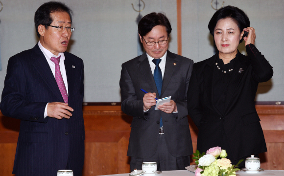 홍준표 자유한국당 대표가 7일 오후 청와대에서 열린 여야 5당 대표 오찬 회동을 기다리던 중 발언하고 있다. 2018. 03. 07 안주영 기자 jya@seoul.co.kr