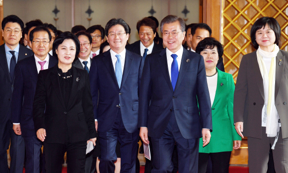 문재인 대통령이 7일 낮 청와대에서 여야 5당 대표와 오찬 회동을 하기 위해 함께 입장하고 있다.왼쪽부터 자유한국당 장재원 수석대변인, 홍준표 대표, 더불어민주당 추미애 대표, 바른미래당 유승민 공동대표,문 대통령, 민주평화당 조배숙 대표, 정의당 이정미 대표. 2018. 03. 07 안주영 기자 jya@seoul.co.kr