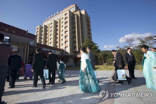 2015년 10월 열린 제20차 이산가족 상봉행사에 참석하는 북측 가족들이 버스에서 내려 호텔 건물로 이동하는 모습. 연합뉴스