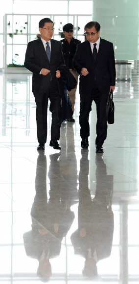 대북특사로 평양에서 김정은 북한 노동당 위원장을 만나고 돌아온 정의용 청와대 국가안보실장과 서훈 국가정보원장이 8일 오전 미국을 방문하기 위해 인천국제공항 출국장으로 향하고 있다.  2018.3.8 도준석 기자 pado@seoul.co.kr