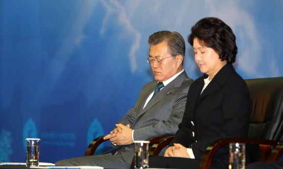 기도하는 문 대통령 내외