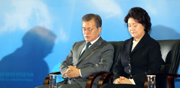 국가조찬기도회서 기도하는 문 대통령 내외