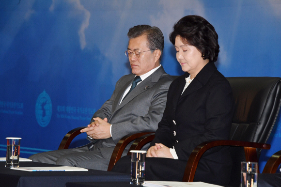 문재인 대통령이 부인 김정숙 여사와 8일 오전 제50주년 국가조찬기도회가 열린 경기도 고양시 킨텍스에서 기도하고 있다. 2018. 03. 08 청와대사진기자단