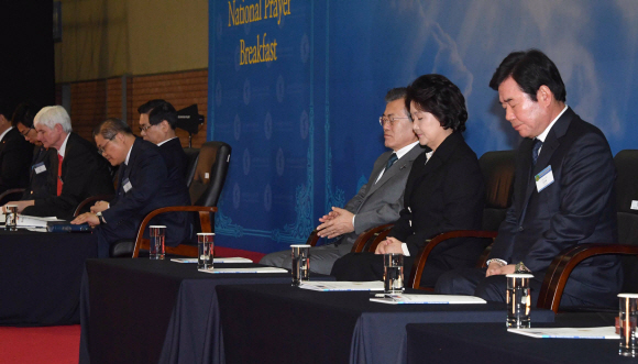 문재인 대통령이 부인 김정숙 여사와 8일 오전 제50주년 국가조찬기도회가 열린 경기도 고양시 킨텍스에서 기도하고 있다. 2018. 03. 08 청와대사진기자단