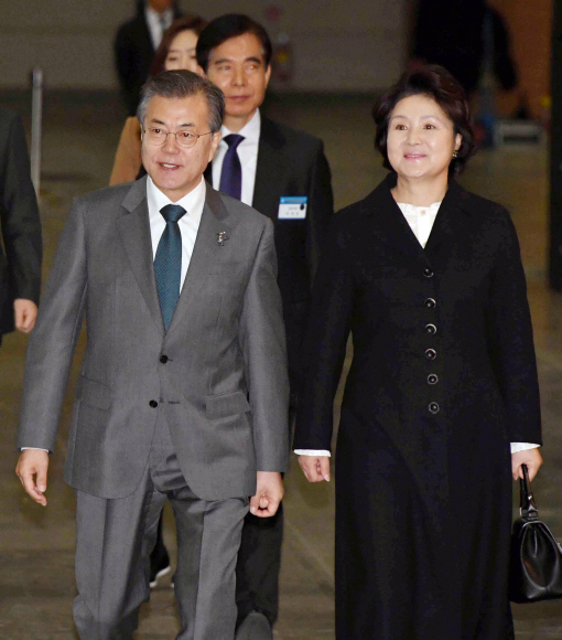 문재인 대통령이 부인 김정숙 여사와 8일 오전 제50주년 국가조찬기도회가 열린 경기도 고양시 킨텍스 행사장으로 입장하고 있다. 2018. 03. 08 청와대사진기자단